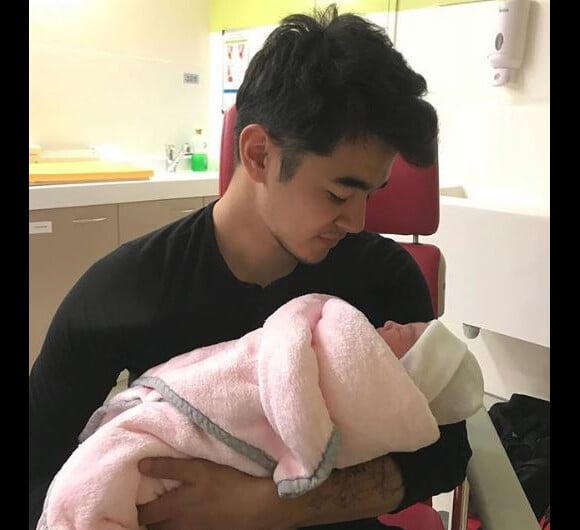 Geoffrey (Top Chef 2018) présente sa fille, née de ses amours avec sa chérie Laurine, en juin 2018.
