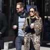 Alexa Chung porte un manteau léopard en balade avec son compagnon Alexander Skarsgard dans les rues de New York, le 23 mars 2017