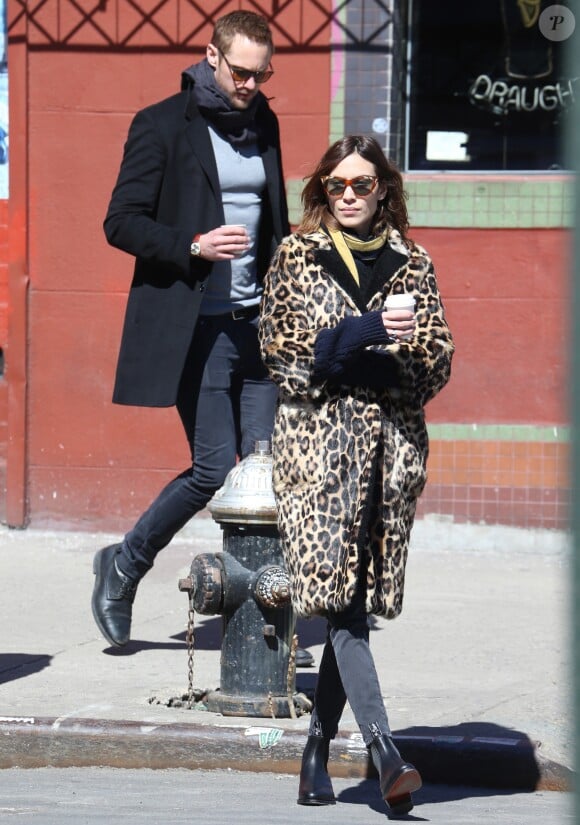 Alexa Chung porte un manteau léopard en balade avec son compagnon Alexander Skarsgard dans les rues de New York, le 23 mars 2017