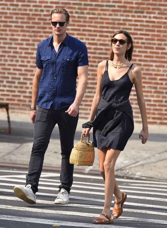 Exclusif - Alexander Skarsgard se promène avec sa compagne Alexa Chung et sa mère My Skarsgard dans la rue à New York, le 29 juillet 2016.