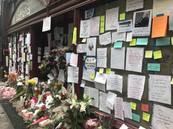 Hommage au chef cuisinier Anthony Bourdain devant son restaurant "Les Halles" à New York le 10 juin 2018. New York, NY - Mourners and fans come to TV Host Anthony Bourdain's restaurant Les Halles to show their love and share flowers and notes in New York.10/06/2018 - New York