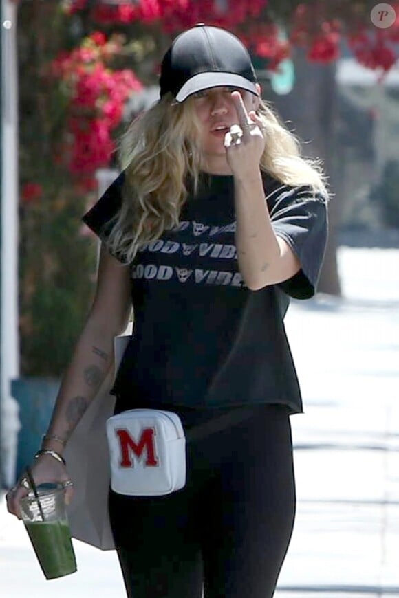 Miley Cyrus fait un doigt d'honneur aux photographes alors qu’elle se promène avec sa mère Tish et une amie a Studio City, le 16 mai 2018.  Miley Cyrus gives the finger while out with her mom Tish and a friend in Studio City.16/05/2018 - Studio City