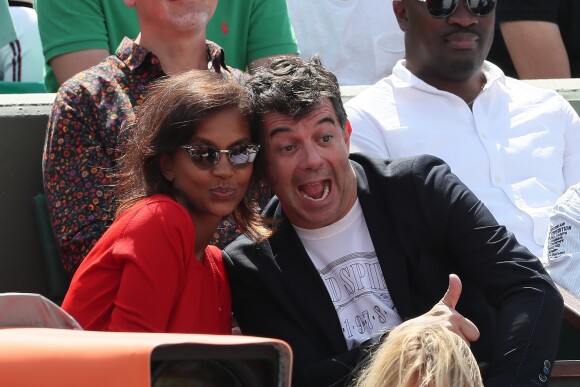 Stéphane Plaza et Karine Le Marchand plaisantent et s'amusent à Roland Garros - People dans les tribunes lors des internationaux de tennis de Roland Garros à Paris le 4 juin 2018