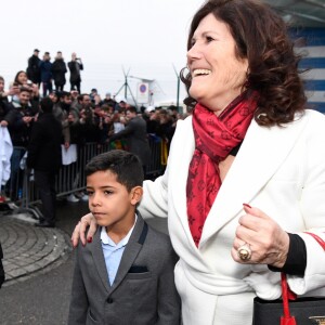 Maria Dolores dos Santos Aveiro, la mère de Cristiano Ronaldo et Cristiano Jr, le fils du Cristiano Ronaldo arrivant à Zurich pour la soirée de remise du ballon d'or le 9 janvier 2016.