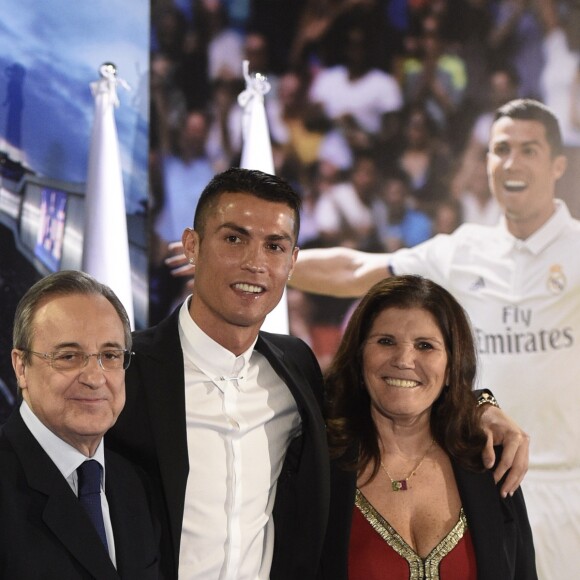 Cristiano Ronaldo avec sa mère Maria Dolores et Florentino Perez - Conférence de presse de Cristiano Ronaldo pour annoncer la prolongation de son contrat avec le Real Madrid jusqu'en 2021 à Madrid le 7 novembre 2016