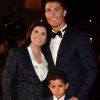 Cristiano Ronaldo avec sa mère Maria Dolores dos Santos Aveiro et son fils Cristiano Ronaldo Jr - Première du film "Ronaldo" à Londres le 9 novembre 2015.