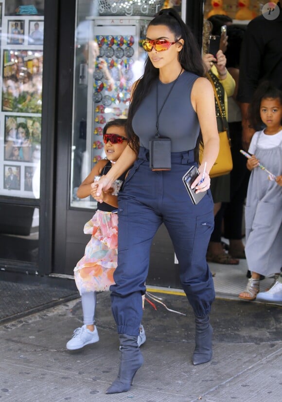 Kim Kardashian sort de la boutique Sugar Factory avec sa fille North West le 15 juin 2018.