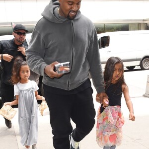 Kanye West a offert à sa fille North West un poisson rouge pour ses cinq ans à New York le 15 juin 2018.
