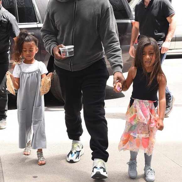 Kanye West a offert à sa fille North West un poisson rouge pour ses cinq ans à New York le 15 juin 2018.