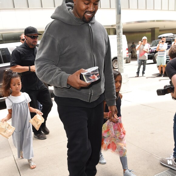 Kanye West a offert à sa fille North West un poisson rouge pour ses cinq ans à New York le 15 juin 2018.