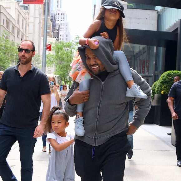 Kanye West avec sa fille North à New York le 15 juin 2018.