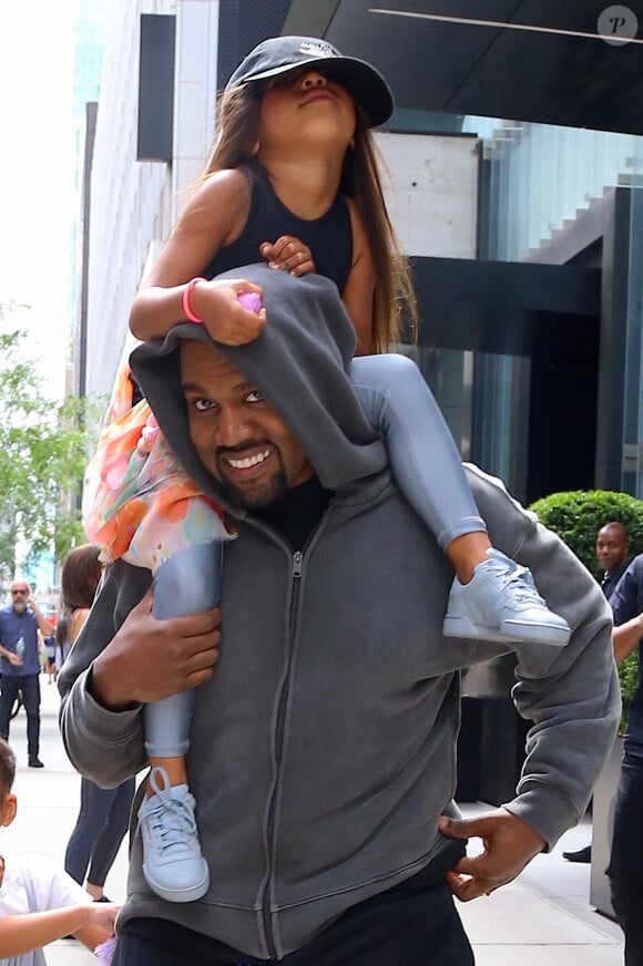 Kanye West avec sa fille North et son amie Ryan à New York le 15 juin 2018, le jour de l'anniversaire de North.  Singer Kanye West is walking out with his children North West and friend Ryan the day of North's birthday in New York, NY on June 15, 2018.15/06/2018 - New York