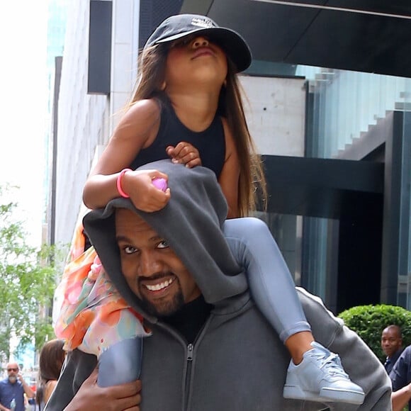 Kanye West avec sa fille North et son amie Ryan à New York le 15 juin 2018, le jour de l'anniversaire de North.  Singer Kanye West is walking out with his children North West and friend Ryan the day of North's birthday in New York, NY on June 15, 2018.15/06/2018 - New York