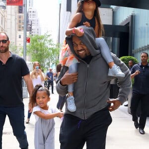 Kanye West avec sa fille North et son amie Ryan à New York le 15 juin 2018, le jour de l'anniversaire de North.  Singer Kanye West is walking out with his children North West and friend Ryan the day of North's birthday in New York, NY on June 15, 2018.15/06/2018 - New York