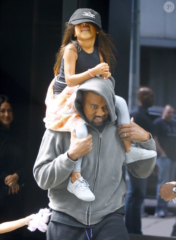 Kanye West avec ses filles Saint et North à New York le 15 juin 2018, le jour de l'anniversaire de North.  Singer Kanye West is walking out with his children Saint West and North West the day of North's birthday in New York, NY on June 15, 2018.15/06/2018 - New York
