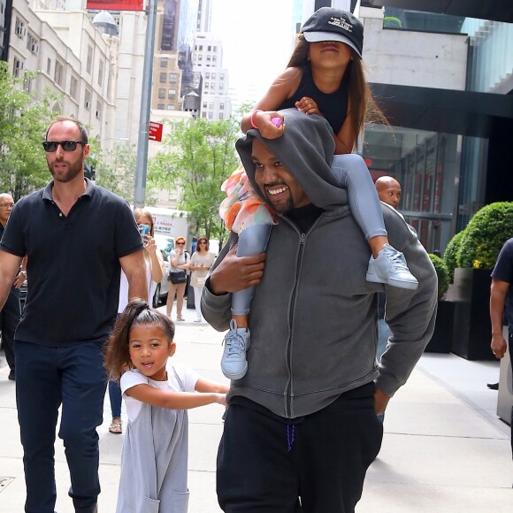 Kanye West avec sa fille North et son amie Ryan à New York le 15 juin 2018, le jour de l'anniversaire de North.  Singer Kanye West is walking out with his children North West and friend Ryan the day of North's birthday in New York, NY on June 15, 2018.15/06/2018 - New York