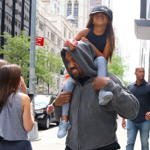 Kanye West avec sa fille North et son amie Ryan à New York le 15 juin 2018, le jour de l'anniversaire de North.  Singer Kanye West is walking out with his children North West and friend Ryan the day of North's birthday in New York, NY on June 15, 2018.15/06/2018 - New York