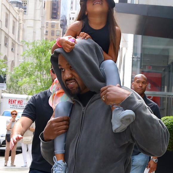 Kanye West avec sa fille North et son amie Ryan à New York le 15 juin 2018, le jour de l'anniversaire de North.  Singer Kanye West is walking out with his children North West and friend Ryan the day of North's birthday in New York, NY on June 15, 2018.15/06/2018 - New York