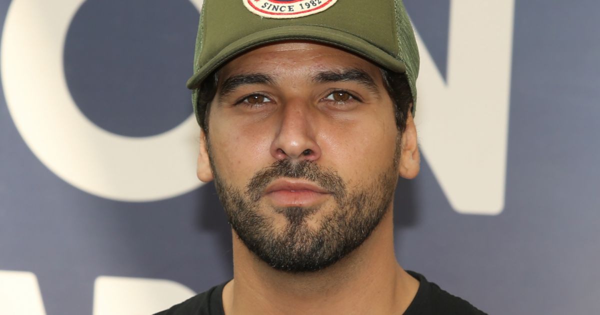 Samy Gharbi lors du photocall de la série Demain nous appartient lors
