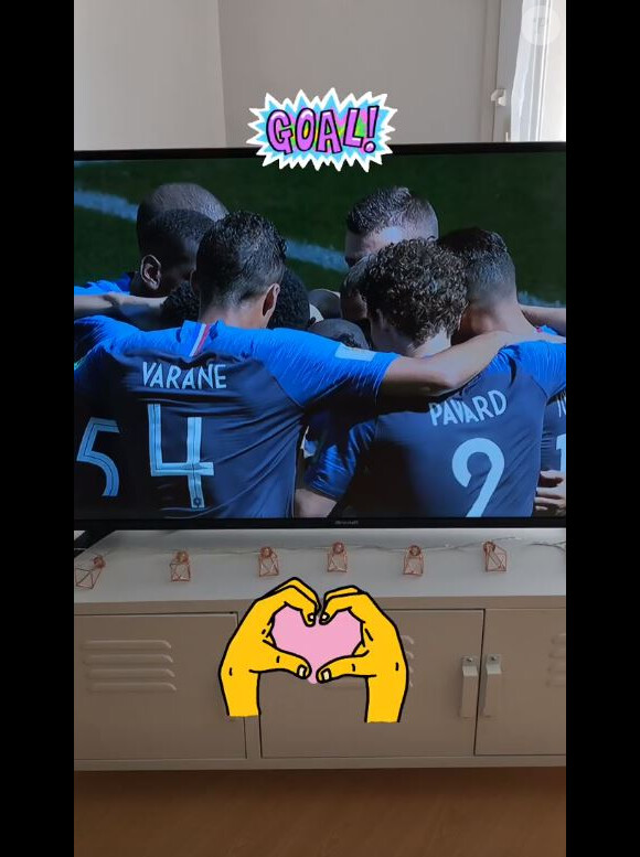 Rachel Legrain-Trapani regarde son compagnon Benjamin Pavard jouer en équipe de France contre l'Australie lors de la Coupe du monde en Russie. Instagram, le 16 juin 2018.