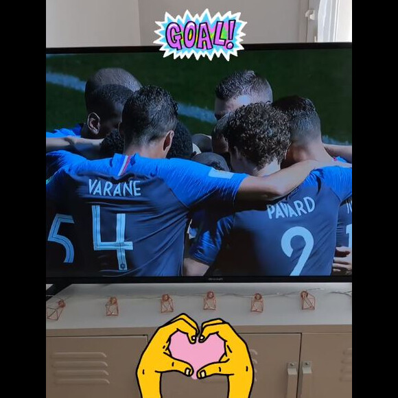 Rachel Legrain-Trapani regarde son compagnon Benjamin Pavard jouer en équipe de France contre l'Australie lors de la Coupe du monde en Russie. Instagram, le 16 juin 2018.