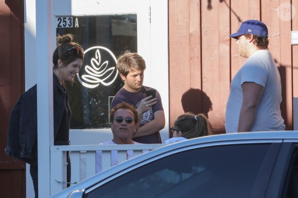 Arnold Schwarzenegger déjeune au Lux Cafe en famille avec son fils Christopher et ses filles Christina et Katherine à Brentwood le 16 février 2018.