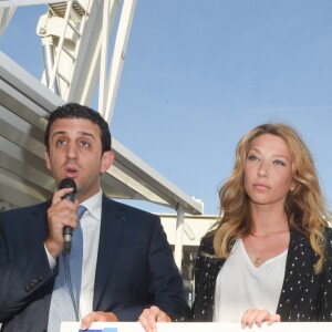 Le professeur Alain Toledano (Institut Rafaël), Laura Smet et Marcel Campion - Fermeture de la Grande Roue de la place de la Concorde et remise d'un chèque de 90 000 euros pour l'Institut Rafaël ( Institut soutenu par J.Hallyday) à Paris le 18 mai 2018 © Guirec Coadic / Bestimage