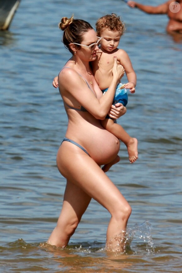 Exclusif - Candice Swanepoel très enceinte passe de jolies vacances en famille avec son compagnon Hermann Nicoli et son fils Anaca and partner à Espírito Santo au Brésil, le 4 juin 2018.