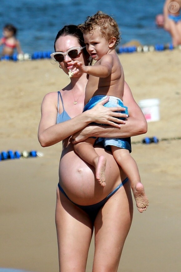 Exclusif - Candice Swanepoel très enceinte passe de jolies vacances en famille avec son compagnon Hermann Nicoli et son fils Anaca and partner à Espírito Santo au Brésil, le 4 juin 2018.