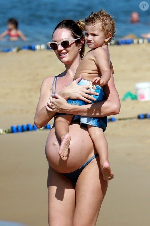 Exclusif - Candice Swanepoel très enceinte passe de jolies vacances en famille avec son compagnon Hermann Nicoli et son fils Anaca and partner à Espírito Santo au Brésil, le 4 juin 2018.