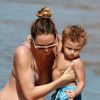 Exclusif - Candice Swanepoel très enceinte passe de jolies vacances en famille avec son compagnon Hermann Nicoli et son fils Anaca and partner à Espírito Santo au Brésil, le 4 juin 2018.