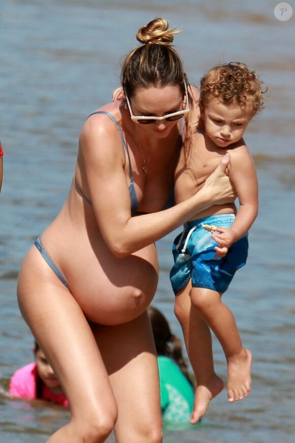 Exclusif - Candice Swanepoel très enceinte passe de jolies vacances en famille avec son compagnon Hermann Nicoli et son fils Anaca and partner à Espírito Santo au Brésil, le 4 juin 2018.