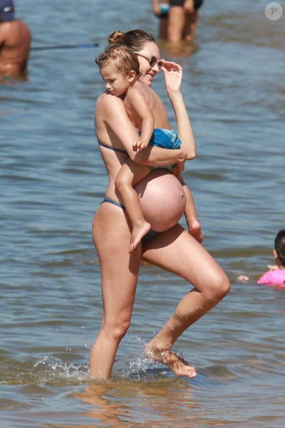 Exclusif - Candice Swanepoel très enceinte passe de jolies vacances en famille avec son compagnon Hermann Nicoli et son fils Anaca and partner à Espírito Santo au Brésil, le 4 juin 2018.