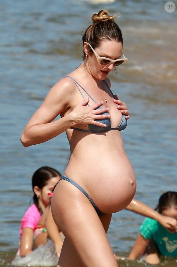 Exclusif - Candice Swanepoel très enceinte passe de jolies vacances en famille avec son compagnon Hermann Nicoli et son fils Anaca and partner à Espírito Santo au Brésil, le 4 juin 2018.