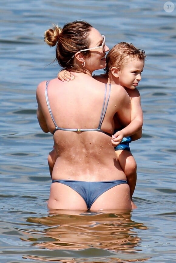Exclusif - Candice Swanepoel très enceinte passe de jolies vacances en famille avec son compagnon Hermann Nicoli et son fils Anaca and partner à Espírito Santo au Brésil, le 4 juin 2018.