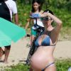 Exclusif - Candice Swanepoel très enceinte passe de jolies vacances en famille avec son compagnon Hermann Nicoli et son fils Anaca and partner à Espírito Santo au Brésil, le 4 juin 2018.