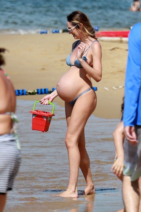 Exclusif - Candice Swanepoel très enceinte passe de jolies vacances en famille avec son compagnon Hermann Nicoli et son fils Anaca and partner à Espírito Santo au Brésil, le 4 juin 2018.