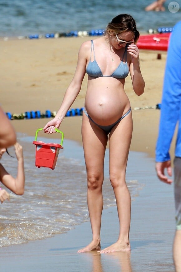 Exclusif - Candice Swanepoel très enceinte passe de jolies vacances en famille avec son compagnon Hermann Nicoli et son fils Anaca and partner à Espírito Santo au Brésil, le 4 juin 2018.