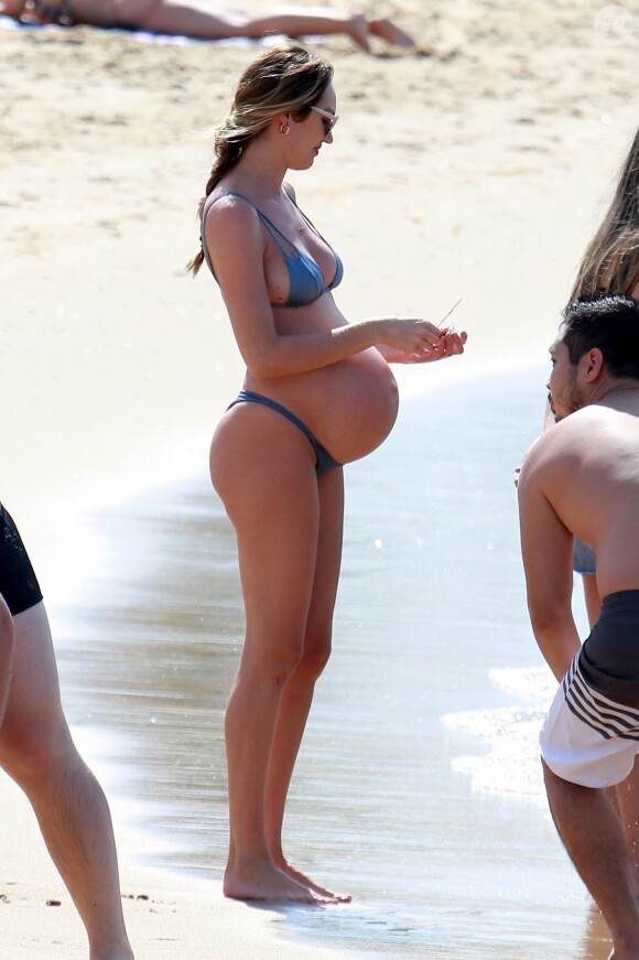 Exclusif - Candice Swanepoel très enceinte passe de jolies vacances en famille avec son compagnon Hermann Nicoli et son fils Anaca and partner à Espírito Santo au Brésil, le 4 juin 2018.