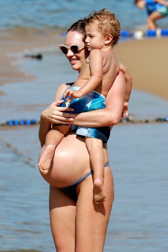 Exclusif - Candice Swanepoel très enceinte passe de jolies vacances en famille avec son compagnon Hermann Nicoli et son fils Anaca and partner à Espírito Santo au Brésil, le 4 juin 2018.