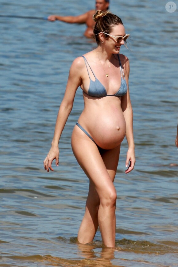 Exclusif - Candice Swanepoel très enceinte passe de jolies vacances en famille avec son compagnon Hermann Nicoli et son fils Anaca and partner à Espírito Santo au Brésil, le 4 juin 2018.