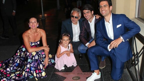 Andrea Bocelli fait le touriste avec femme et enfants... devant son étoile !