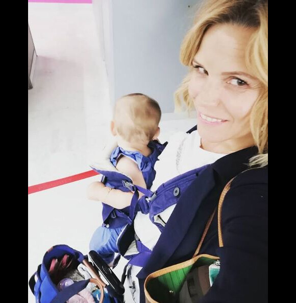 Laura Tenoudji à l'aéroport d'Orly, avant de prendre l'avions avec sa fille Bianca. Instagram, le 21 juin 2018.
