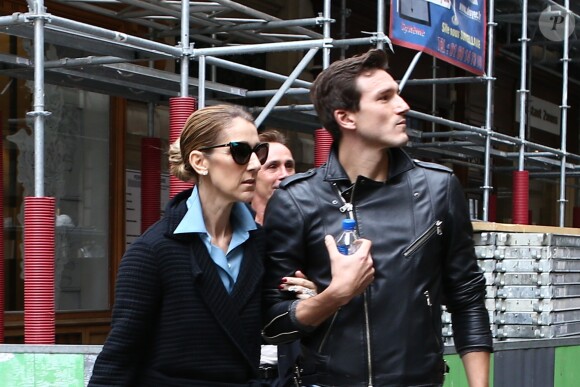 Exclusif - Céline Dion et son danseur Pepe Munoz sont allés déjeuner au restaurant italien Paparazzi au square de l'Opéra-Louis Jouvet et sont ensuite allés faire du shopping chez Dior avenue Montaigne et chez Balmain rue François 1er avant de revenir à l'hôtel Royal Monceau à Paris, France, le 8 août 2017.