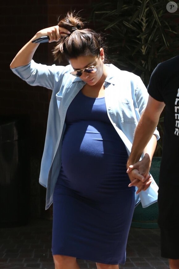 Exclusif - No Web - Eva Longoria (enceinte) et son mari Jose Baston quittent un cabinet médical, après être allés faire un check-up général, à Beverly Hills. Le 14 juin 2018