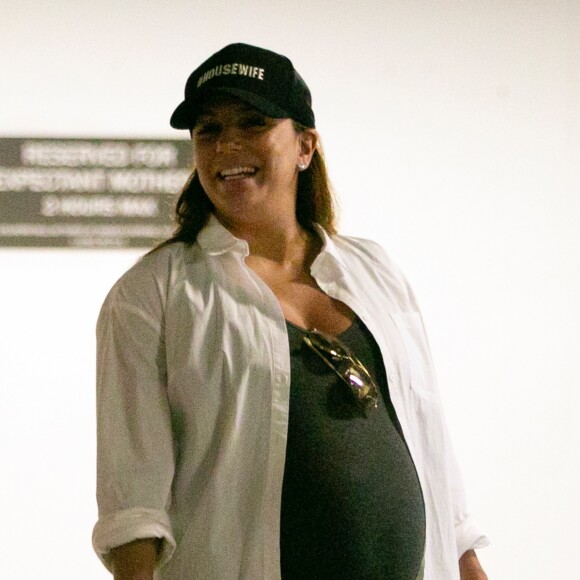 Exclusif - Eva Longoria, enceinte, sort d'un cabinet médical à Los Angeles, le 12 juin 2018.