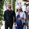 Eva Longoria très enceinte est allée déjeuner avec son mari José Baston au restaurant Porta Via à Beverly Hills, le 7 juin 2018