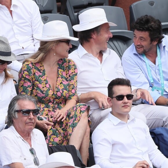 Anne Gravoin, Patrick Bruel, Richard Berry et sa femme Pascale Louange - People dans les tribunes des Internationaux de France de Tennis de Roland Garros à Paris. Le 8 juin 2018 © Cyril Moreau / Bestimage