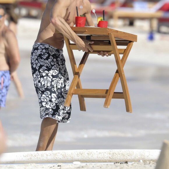 Exclusif - Bob Sinclar et sa femme Ingrid profitent d'une journée ensoleillée sur la plage du Nikki Beach à Saint-Barthélemy, le 9 janvier 2017.