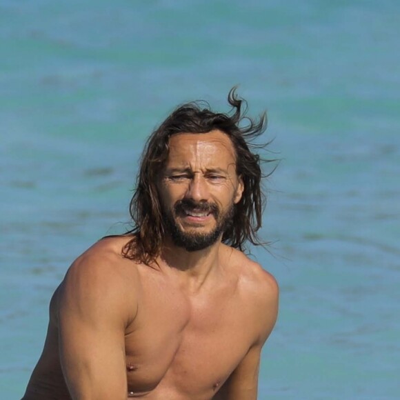 Exclusif - Bob Sinclar et sa femme Ingrid profitent d'une journée ensoleillée sur la plage du Nikki Beach à Saint-Barthélemy, le 9 janvier 2017.